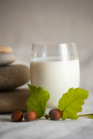 bicchiere di latte e nocciole