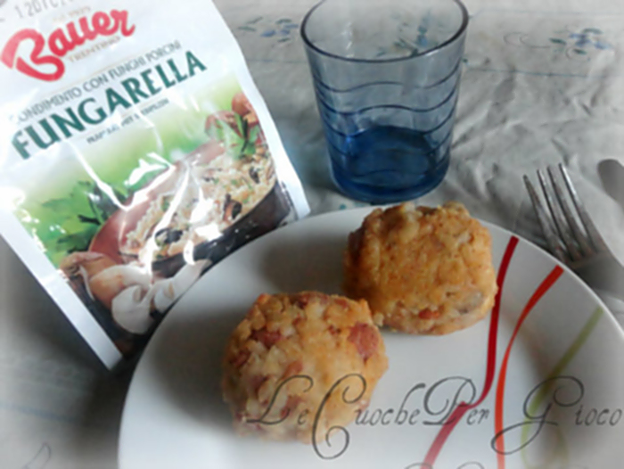 Palle di riso fritte con funghi e salsiccia