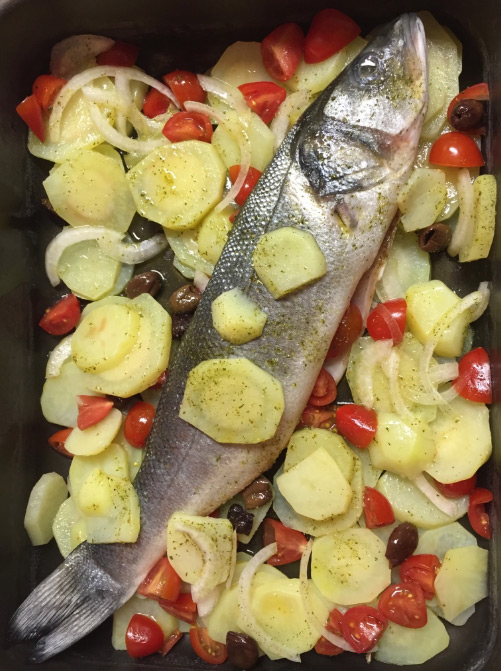 spigola-alla-mediterranea-patate-olive-pomodorini-2